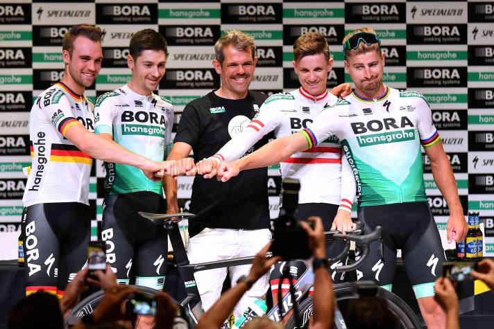 Image du passé : Schachmann (à gauche) avec le chef d'équipe Ralph Denk et ses coéquipiers de l'époque Emanuel Buchmann, Patrick Konrad et Peter Sagan (de gauche à droite) avant le Tour de France 2019
