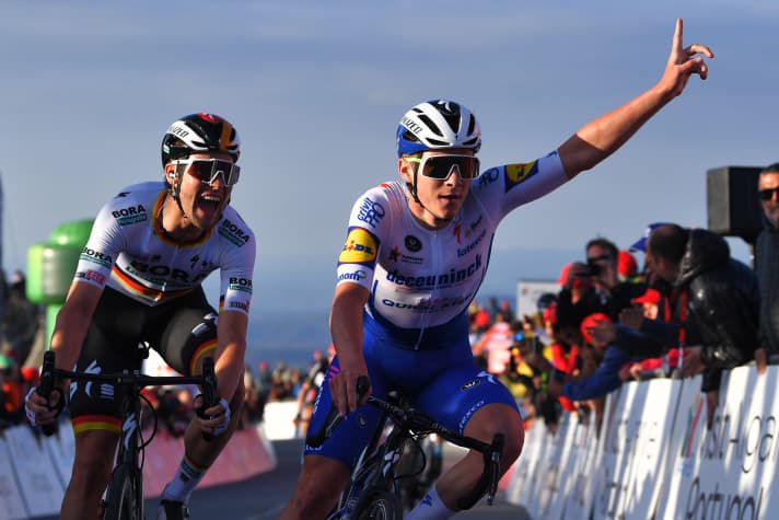 Anciens rivaux, nouveaux coéquipiers : Schachmann (à gauche) et Evenepoel lors du sprint final à Alto da Foia lors du Tour de l'Algarve 2020