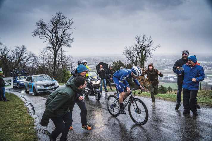 Achtung, steil: Rémi Cavagna klettert auf dem Weg zu seinem Sieg beim Ardèche Classic 2020 ins Val d’Enfer