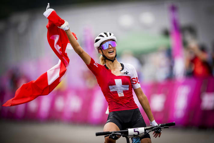 En VTT, il y a une course de cross-country pour les femmes, remportée par Jolanda Neff ...