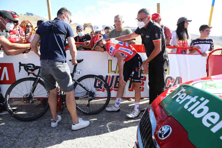 Remco Evenepoel am Ende seiner Kräfte. Für Profis, wie ihn, ist Übertraining besonders gefährlich. Es kann aber auch Hobby-Sportler treffen