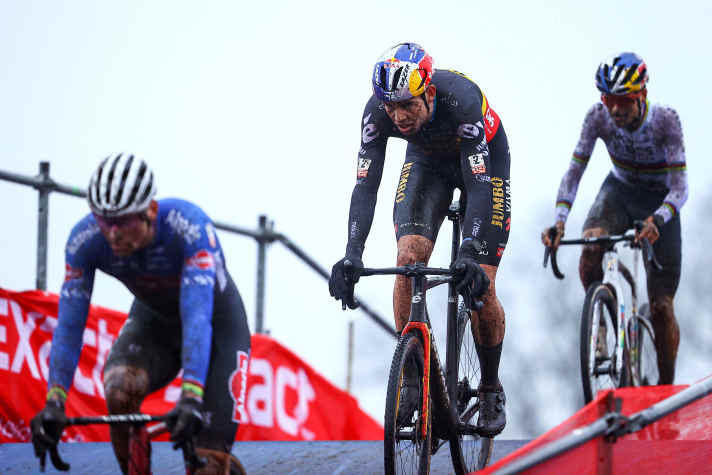 Superstars du cyclo-cross : Mathieu van der Poel (devant), Wout van Aert (au milieu) et Thomas Pidcock (derrière)
