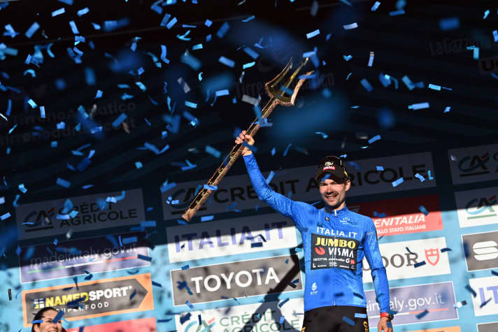 Primoz Roglic a remporté la course par étapes Tirreno-Adriatico en 2023 et a célébré avec son trophée