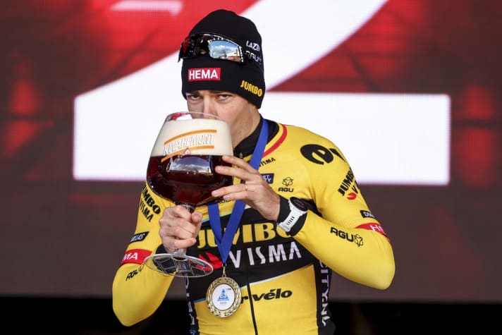 Wout van Aert gewann das Eintagesrennen E3 Saxo Classic 2023 und durfte seinen Sieg mit einem Bier aus einem überdimensionalen Glas feiern