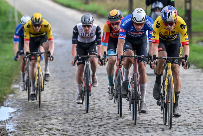 Wout van Aert (devant) et Mathieu van der Poel (2e position) font partie des coureurs les plus marquants des classiques.