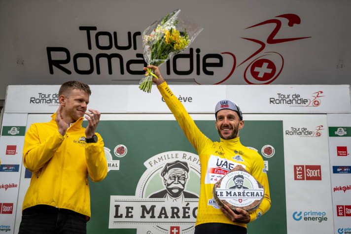 Adam Yates triumphierte bei der Tour de Romandie 2023 und bekam als Schweizer Trophäe Käse überreicht