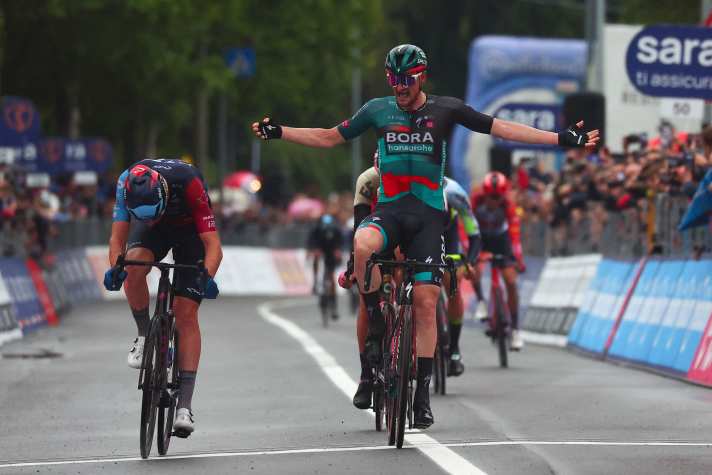 Knapp: Beinahe hätte Nico Denz bei seinem Etappensieg in Cassano Magnago zu früh gejubelt