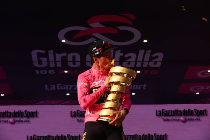 Den Giro d’Italia 2023 gewann Priomz Roglic, der damit auch die “trofeo senza fine” gewann - es ist die wohl bekannteste Trophäe des Radsports
