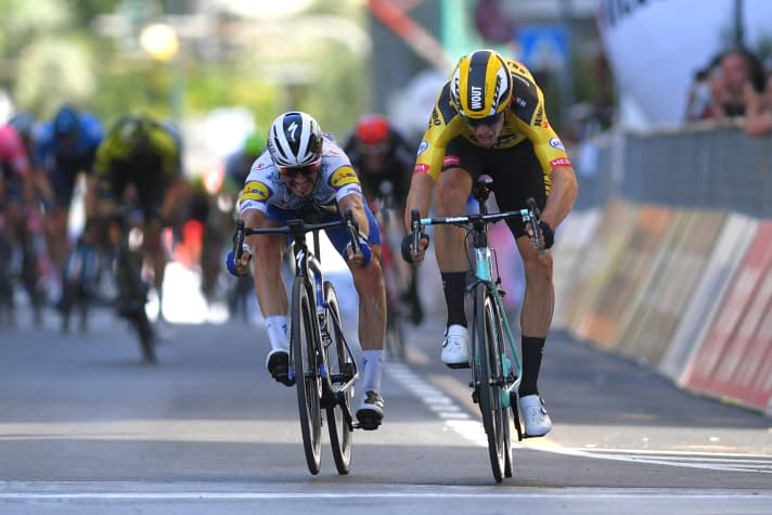 Wout van Aert (à droite) bat Julian Alaphilippe au sprint à deux.