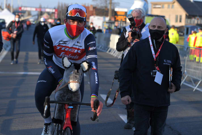 Bei Mads Pedersen, Sieger 2021, durfte der Esel sogar eine Runde auf dem Rad mitfahren.