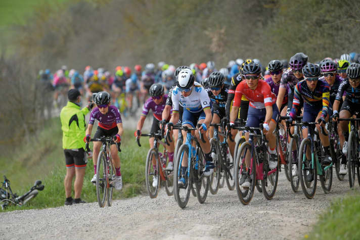 Strade Bianche : la nouvelle polyvalence des pneus larges de course est démontrée chaque année en Toscane lors de la course sur les pistes de terre blanche. Même les coureurs aéro roulent en toute sécurité sur le terrain avec des pneus allant jusqu'à 35 millimètres de large.