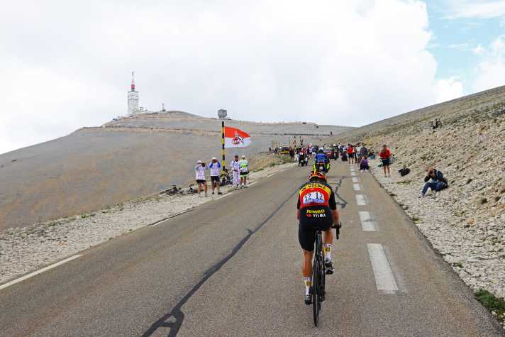 Victoire en solo : Wout van Aert s'est battu en solo pour remporter une étape du Tour de France en 2021, en franchissant le Mont Ventoux en direction de l'arrivée à Malaucène.