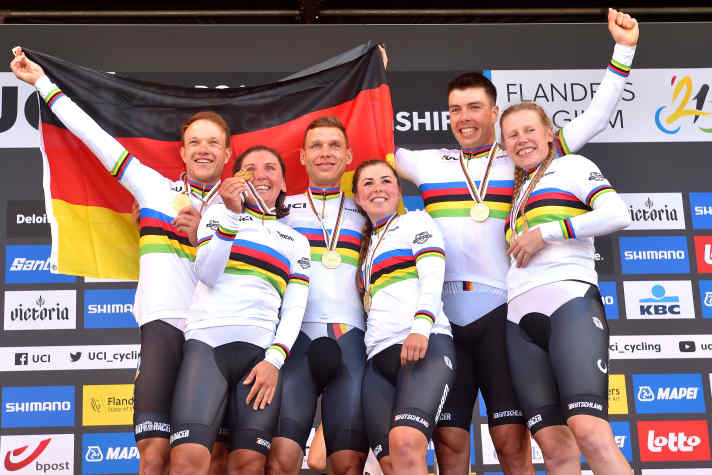 Erfolg dank Teamwork: Max Walscheid jubelt 2021 als Weltmeister im Mixed-Mannschaftszeitfahren