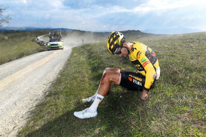 Ein Sturz auf dem Schotter der Strade Bianche hinterlässt besonders tiefe Wunden - so wie beim Belgier Tiesj Benoot 2022