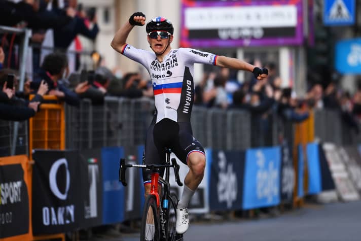 Matej Mohoric célèbre une victoire en solo à Milan-San Remo en 2022