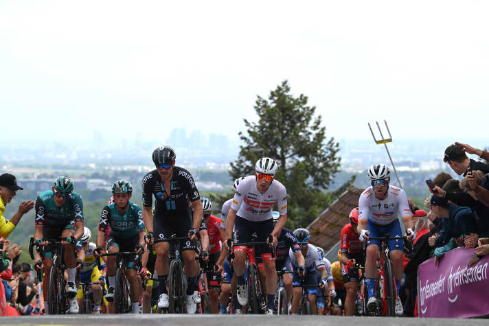Nils Politt (à gauche) et John Degenkolb (au centre) sur la montagne de Mammolshain. Les deux Allemands sont également présents lors de l'édition de cette année.