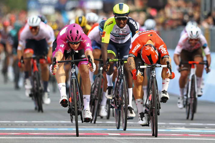 Der Schnellste: Arnaud Démare vor Biniam Girmay und Caleb Ewan (von links)
