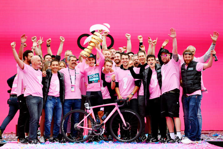 Ralph Denk (third from left in front) and his Bora-Hansgrohe team triumphed at the Giro d'Italia in 2022