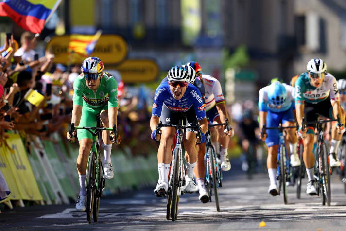 Auf der 15. Etappe besiegt Jasper Philipsen Wout van Aert