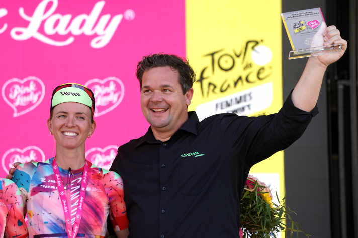 Ronny Lauke (à droite) encourage depuis longtemps le cyclisme féminin avec l'équipe Canyon-SRAM.