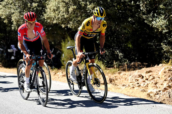 Remco Evenepoel (à gauche) et Primoz Roglic se sont déjà affrontés en duel lors de la Vuelta a Espana 2022