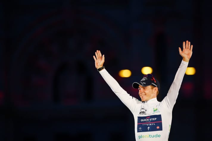 Neben dem Roten Trikot sicherte sich Remco Evenepoel auch das Weiße für den besten Jungprofi.