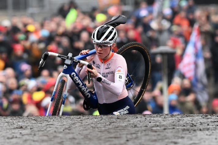 En route pour le titre mondial : la future championne du monde Fem van Empel lors des championnats du monde de cyclo-cross 2023 à Hoogerheide, 4 février 2023