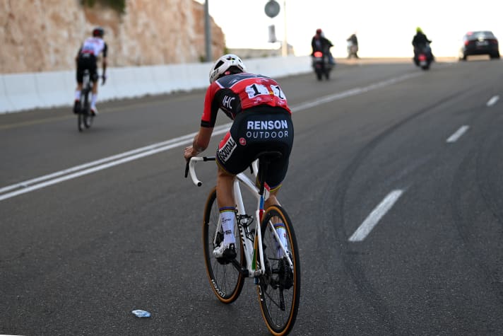 Adam Yates hängte Remco Evenepoel bei der Bergankunft am Jebel Hafeet ab. Der Straßenweltmeister siegte aber in der Gesamtwertung der UAE Tour