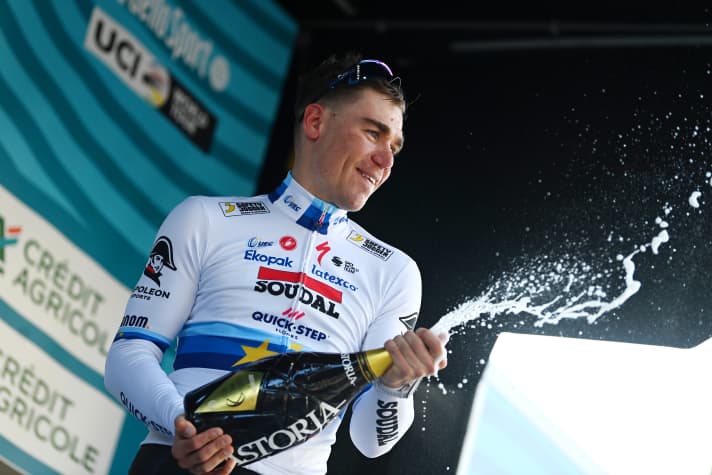 The European champion celebrates at the end: Fabio Jakobsen wins the 2nd stage of Tirreno-Adriatico.