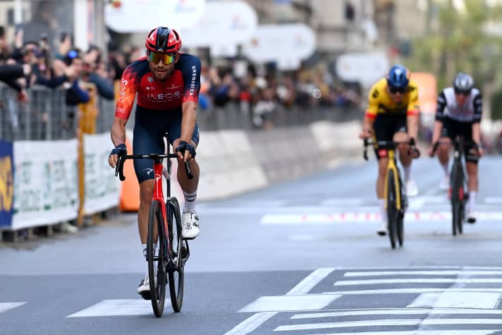 Filippo Ganna  (vorne) war 2023 Zweiter bei Mailand-San Remo - vor Wout van Aert und Tadej Pogacar