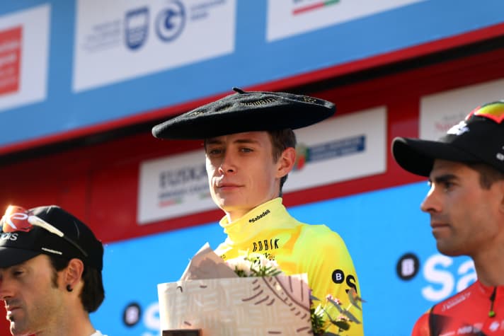 Jonas Vingegaard a remporté le Tour du Pays basque en 2023 et a reçu un txapela - un béret basque - bien connu dans la région.