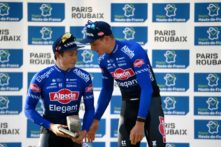 Die beiden erfolgreichsten Fahrer für Alpecin-Deceuninck waren 2023  Jasper Philipsen (links) und Mathieu van der Poel (rechts). Beim Monument Paris-Roubaix waren sie gemeinsam auf dem Podest