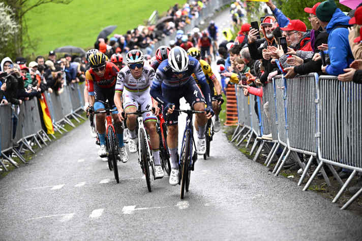 Chez les hommes, Remco Evenepoel (deuxième position) s'est imposé en 2023. La superstar belge est absente cette année pour cause de blessure.