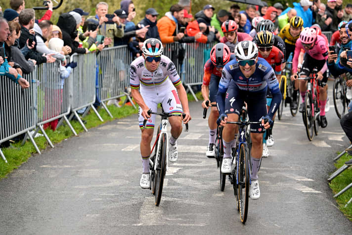 Sur la côte de la Redoute, Remco Evenpoel (à gauche) attaque après que son dernier assistant, Ilan Van Wilder (à droite), ait fait son travail. Seul Thomas Pidcock (derrière) parvient à revenir brièvement sur le champion du monde, avant de devoir laisser partir définitivement le futur vainqueur dans la prochaine côte. Photo : Getty Velo