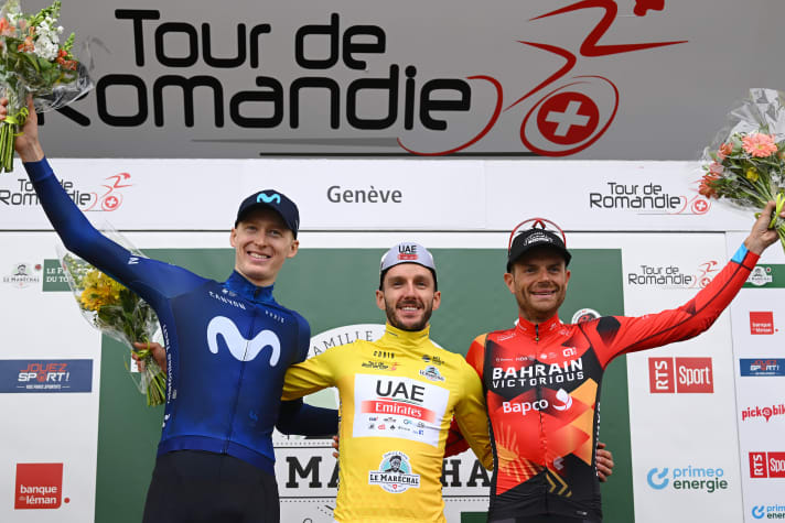 Adam Yates (au centre) a remporté le Tour de Romandie 2023 devant Matteo Jorgenson (à gauche) et Damiano Caruso.