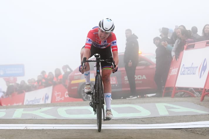 Annemiek van Vleuten schleppt sich bei der finalen Etappe der Vuelta ins Ziel und verteidigt um neun Sekunden ihren Vorsprung vor Demi Vollering