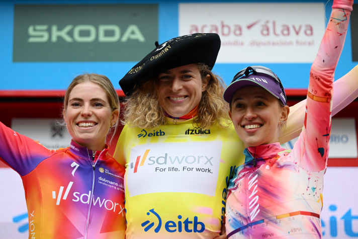 Das Podium aus dem Vorjahr: Siegerin mit Baskenmütze war Marlen Reusser vor ihrer Teamkollegin Demi Vollering und Katarzyna Niewiadoma.