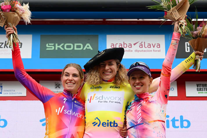 Katarzyna Niewiadoma (l.) mit Demi Vollering (l.) und Marlen Reusser als Dritte auf dem Podium der Baskenland-Rundfahrt.