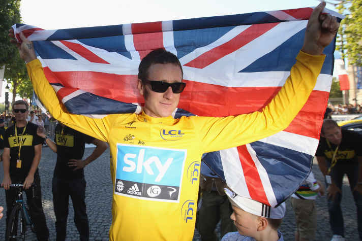 Bradley Wiggins célèbre sa victoire sur le Tour de France 2012 avec le drapeau britannique.