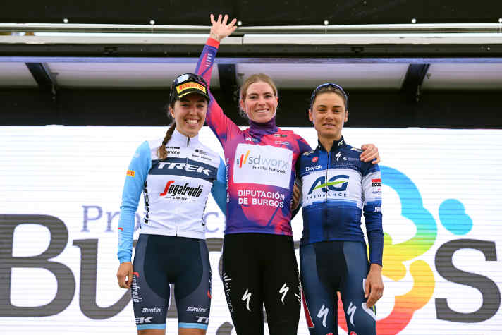 2023 gewann Demi Vollering (Bildmitte) vor Shirin van Anrooij (links) und Ashleigh Moolman die Burgos-Rundfahrt der Frauen