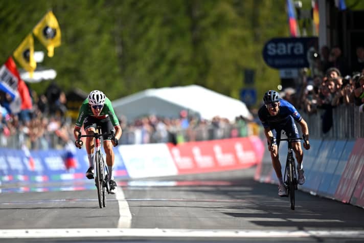 Le sprint pour la victoire d'étape entre Filippo Zana et Thibaut Pinot