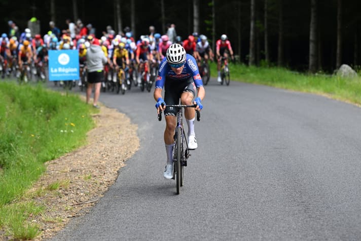 Tobias Bayer versucht sich im Finale der 2. Etappe des Criterium du Dauphine 2023 abzusetzen