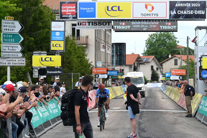 Donavan Grondin reaches the finish line in La Chaise-Dieu in last place
