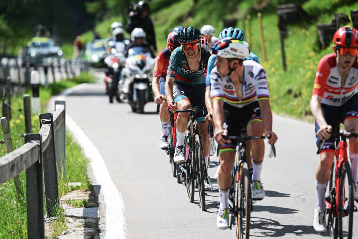 Observer: Cian Uijtdebroeks kept an eye on Remco Evenepoel's rainbow jersey at the Tour de Suisse