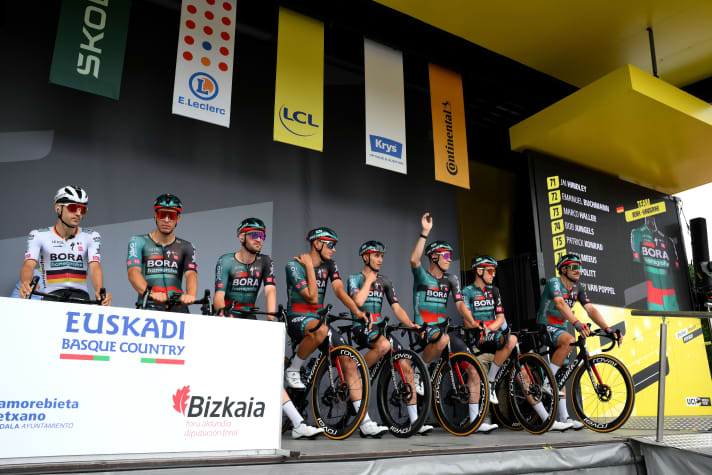 Les coureurs professionnels de Bora-Hansgrohe portent ces maillots