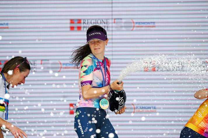 Emotional rush: After her stage win at the Giro 2023, Antonia Niedermaier wet the second-placed top star Annemiek van Vleuten (left)