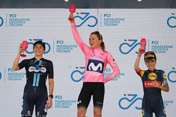 Hinter Annemiek van Vleuten (Mitte) kamen beim Giro d’Italia Women 2023 Juliette Labous (links) und Gaia Realini (rechts) aufs Treppchen. Auch 2024 zählen sie zum Favoritinnenkreis