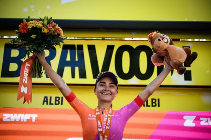 Ricarda Bauernfeind fête sa victoire d'étape sur le Tour à Albi en 2023