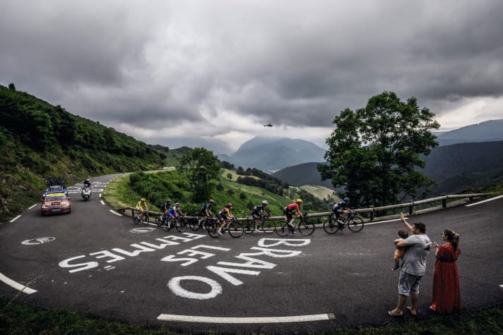 Tour de France Femmes: The leading group on the way to the Tourmalet and into the bad weather