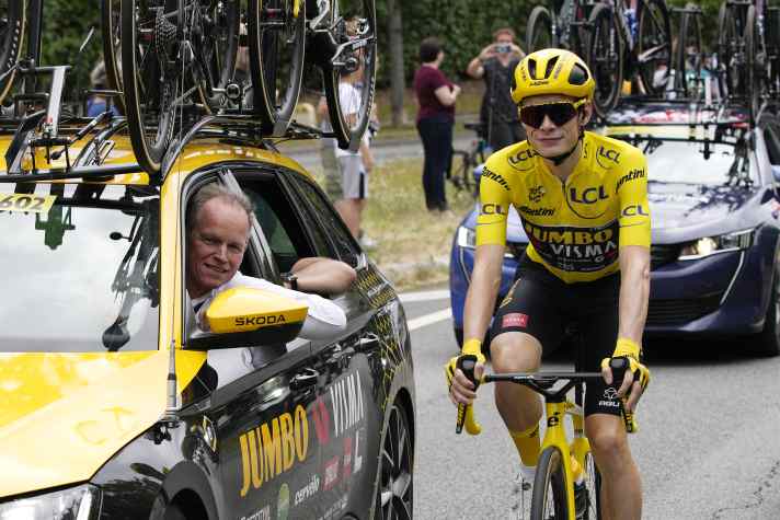Richard Plugge (à gauche dans la voiture) et Jonas Vingegaard lors de la victoire de ce dernier au Tour de France 2023